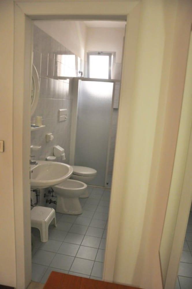 Albergo Larenzia Каттолика Экстерьер фото