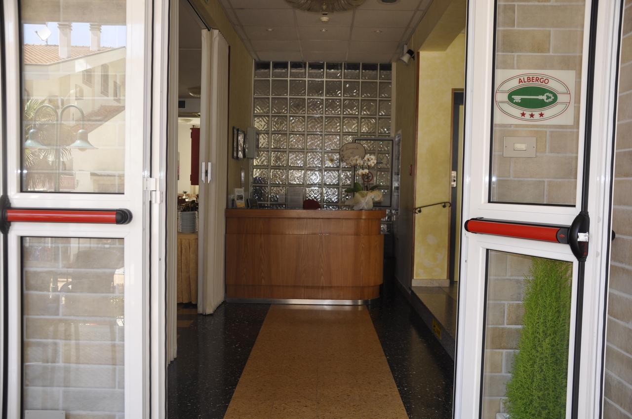 Albergo Larenzia Каттолика Экстерьер фото