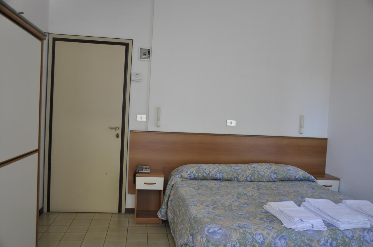 Albergo Larenzia Каттолика Экстерьер фото