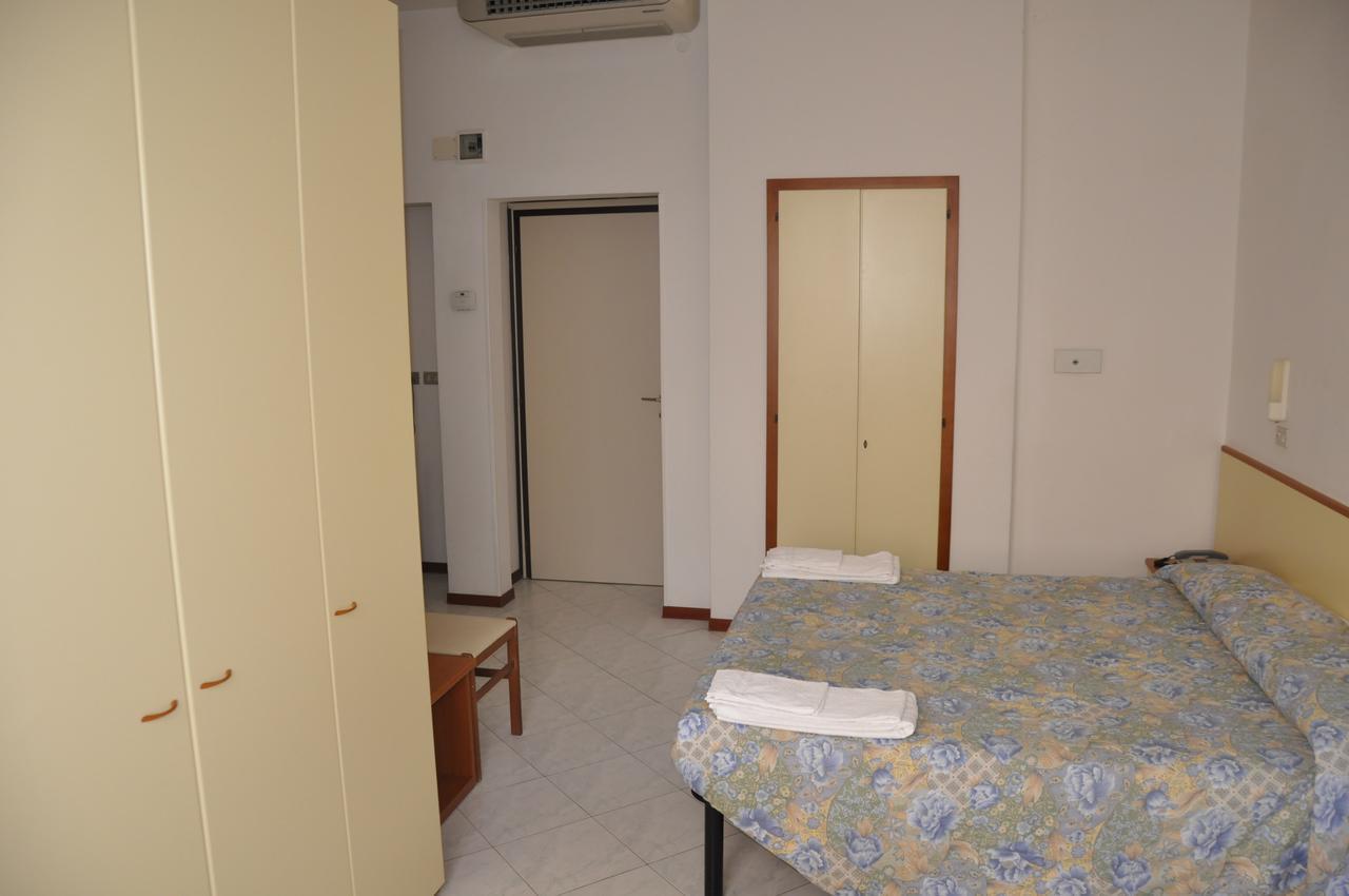 Albergo Larenzia Каттолика Экстерьер фото